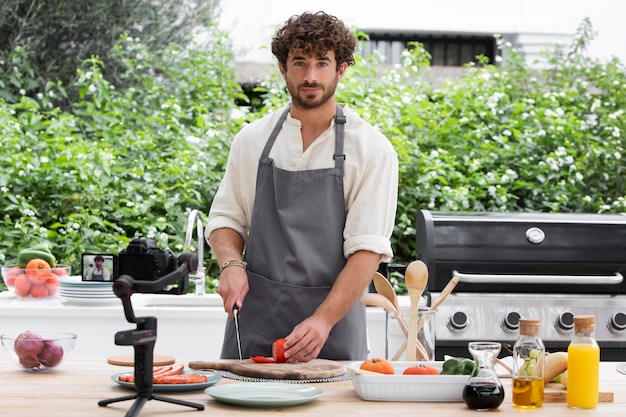 Vlogger cucina durante lo streaming