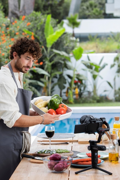 Foto gratuita vlogger cucina durante lo streaming