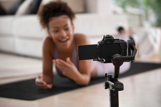 Foto gratuita vlogger che realizza tutorial sportivi