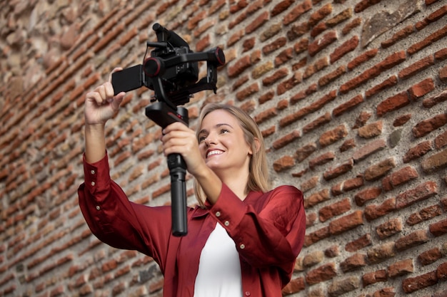 Foto gratuita vlogger in streaming in viaggio