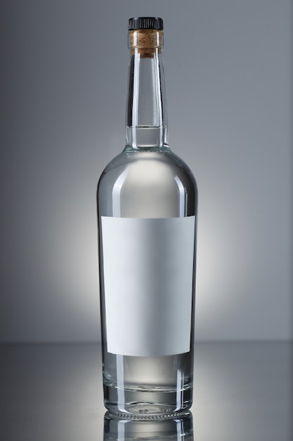 Foto gratuita bottiglia di vodka isolata