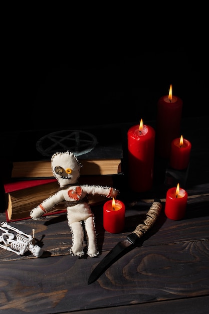 Бесплатное фото Ассортимент кукол вуду и свечей под высоким углом