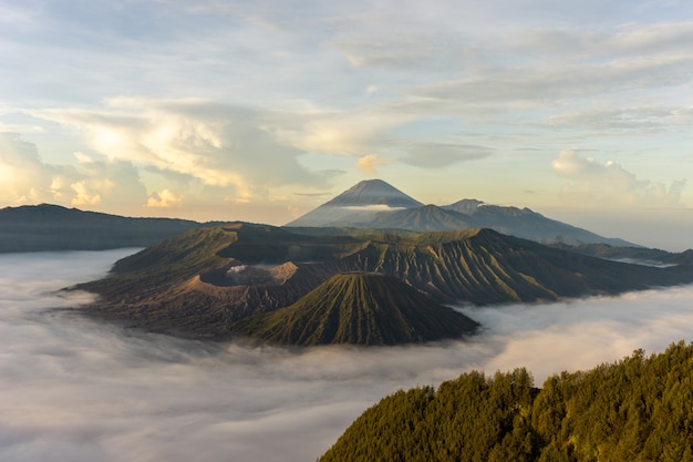 日の出の火山の風景