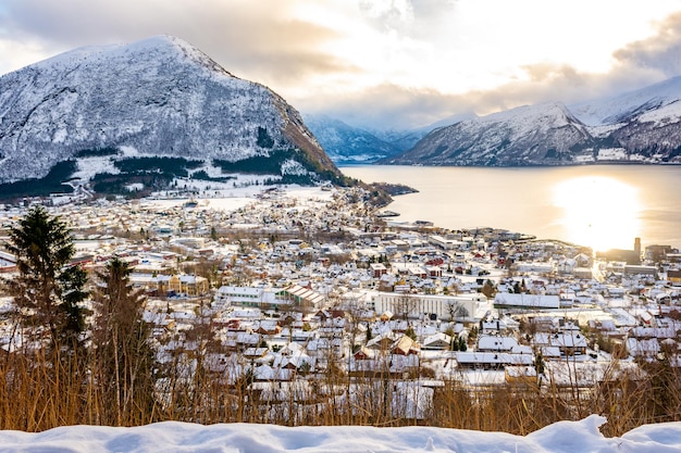 노르웨이의 겨울 동안 볼다 마을과 그 아름다운 자연