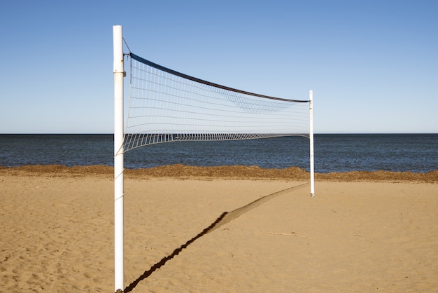 昼間の砂浜のバレーボールネット