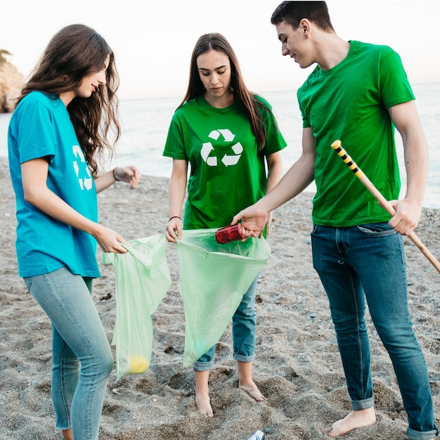 자원 봉사자와 해변 개념