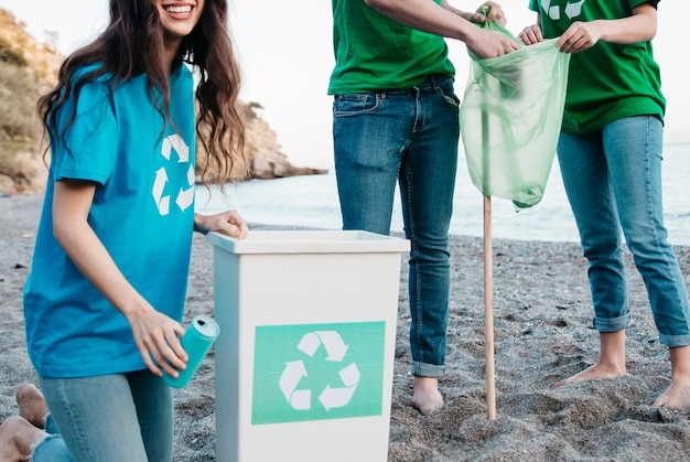 Foto gratuita volontariato e concetto di spiaggia