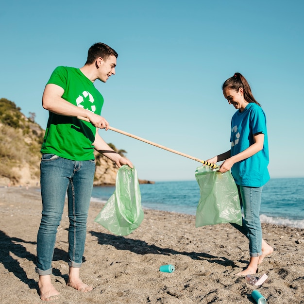 Добровольцы, собирающие отходы на пляже