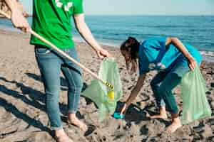 Free photo volunteers collecting waste at the beach