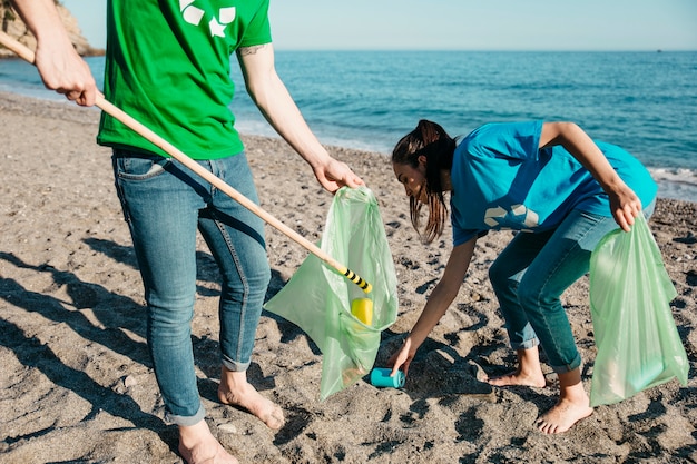 해변에서 폐기물을 수집하는 자원 봉사자