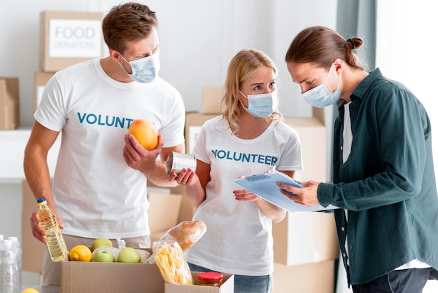 자원 봉사자들이 세계 식량의 날을위한 기부를 돕고 포장합니다.