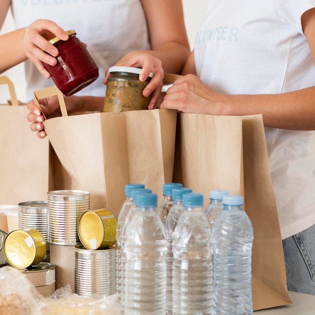 Volontari con sacchi di cibo e acqua da donare