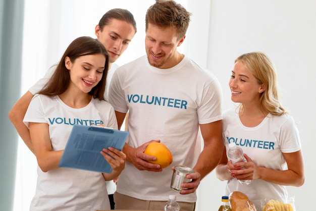 Foto gratuita volontari al lavoro per la giornata mondiale dell'alimentazione