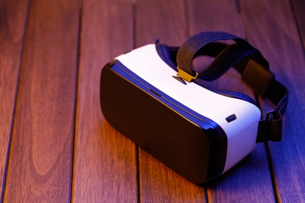 vrの眼鏡と携帯電話の木製の机