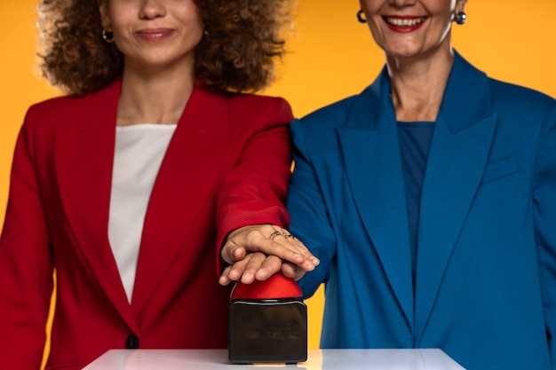 Vrouwen die op de bel drukken.