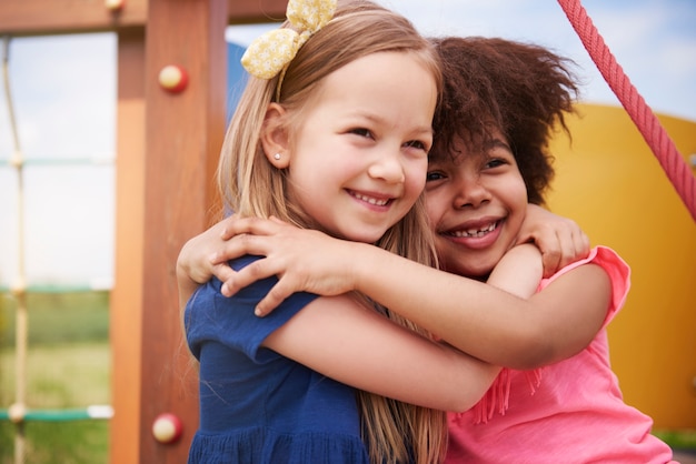 Vue rapprochée de jeunes et beaux enfants qui s'amusent ensemble