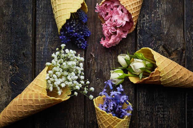 Foto gratuita waffle per gelato con fiori