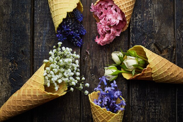 花とアイスクリームのワッフル