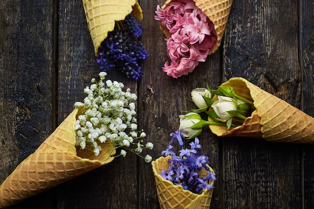 花とアイスクリームのワッフル