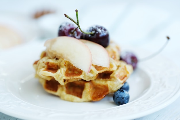 Free photo waffles with fruit