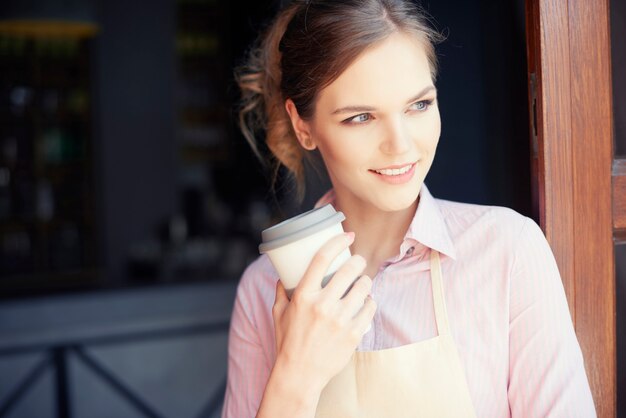 커피를 마시는 여성 바텐더의 허리