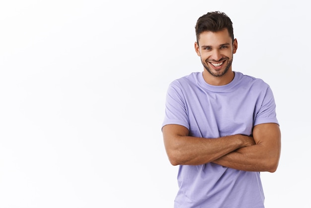 웨이스트업 샷 보라색 티셔츠를 입은 강모가 있는 건강한 잘생긴 백인 남자