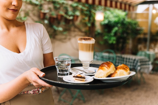 Free photo waitress looking at tray