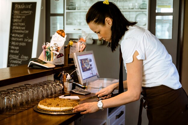 Waitress preparing cake