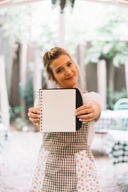 Free photo waitress showing notebook