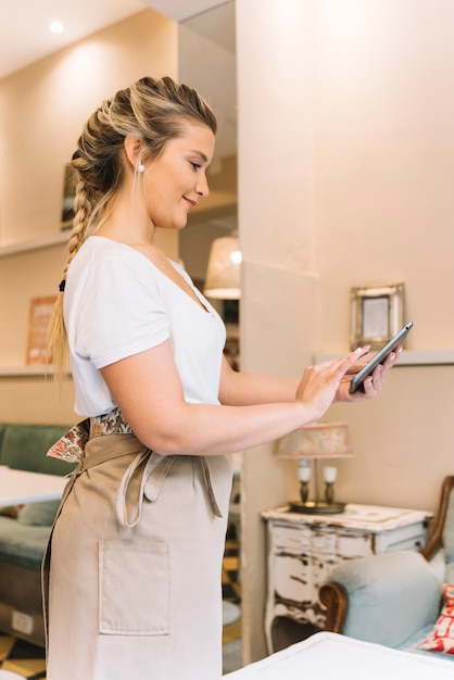 Free photo waitress taking order