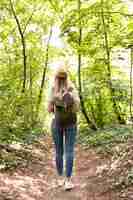 Foto gratuita una passeggiata nel bosco da dietro