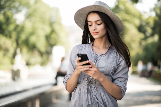 Camminare città donna femminile stile di vita adulto