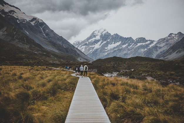 無料写真 ニュージーランドのマウントクックを望むフッカーバレートラックを歩く
