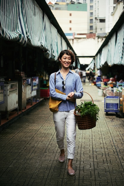 Foto gratuita camminando al mercato