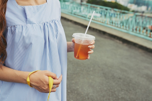 Foto gratuita camminando con il tè freddo nelle mani