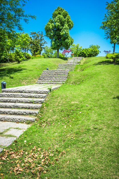 バンコク、タイの庭の歩道