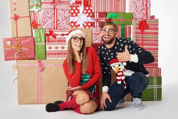 Free photo wall of christmas presents and cheerful couple