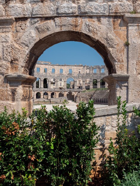 クロアチア、プーラの古代ローマ円形劇場の壁の断片