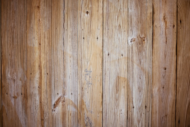 垂直の茶色の木の板で作られた壁