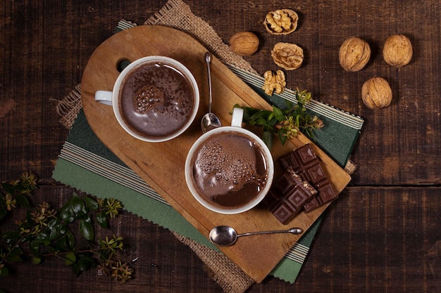 Бесплатное фото Вид сверху на грецкие орехи и горячий шоколад