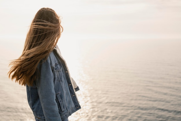 Foto gratuita concetto di voglia di viaggiare con la giovane donna che gode della natura intorno a lei