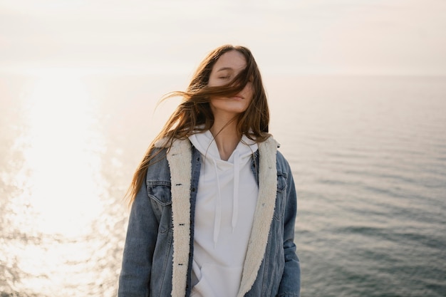 Foto gratuita concetto di voglia di viaggiare con la giovane donna che gode della natura intorno a lei