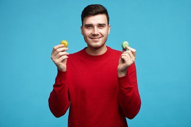 Хочешь печенья? Фотография привлекательного радостного молодого европейца брюнетка мужчина