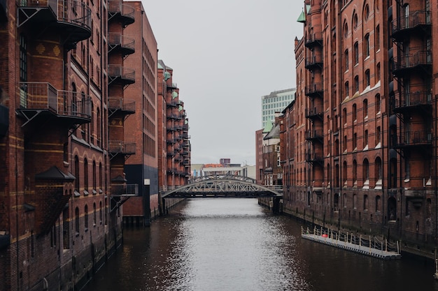 Foto gratuita distretto del magazzino del ponte di amburgo tra il paesaggio urbano di architettura