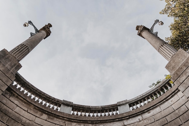 Foto gratuita vista deformata di un ponte della città