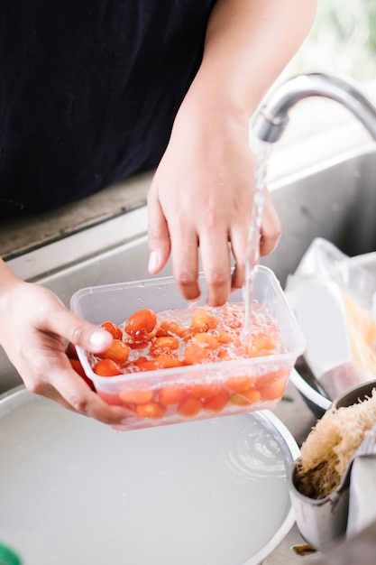 Free photo wash tomato in sink