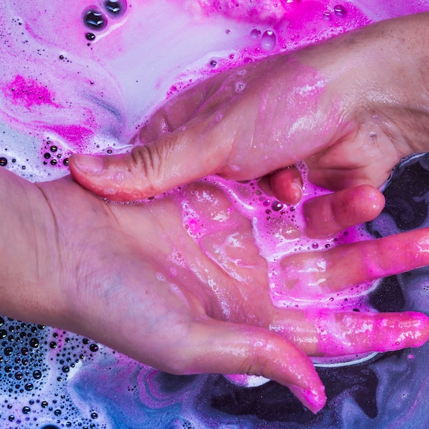 Мытье рук синей жидкостью