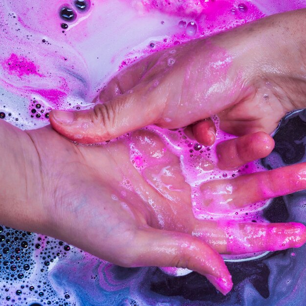 Мытье рук синей жидкостью