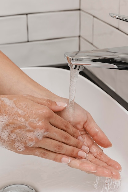 石鹸と流水でこすりながら手を洗う