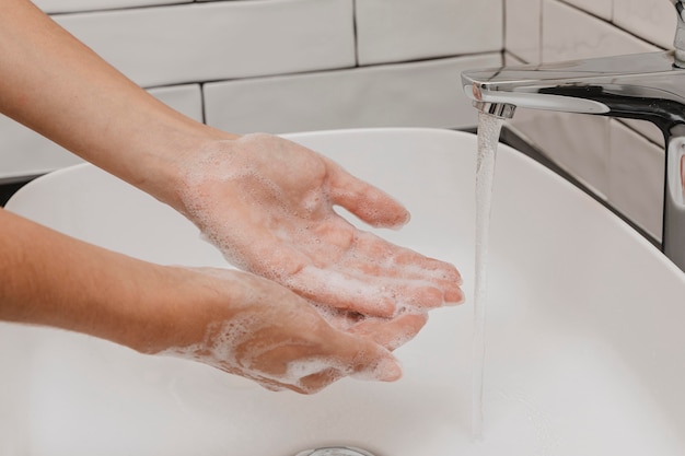 石鹸と水でこすりながら手を洗う